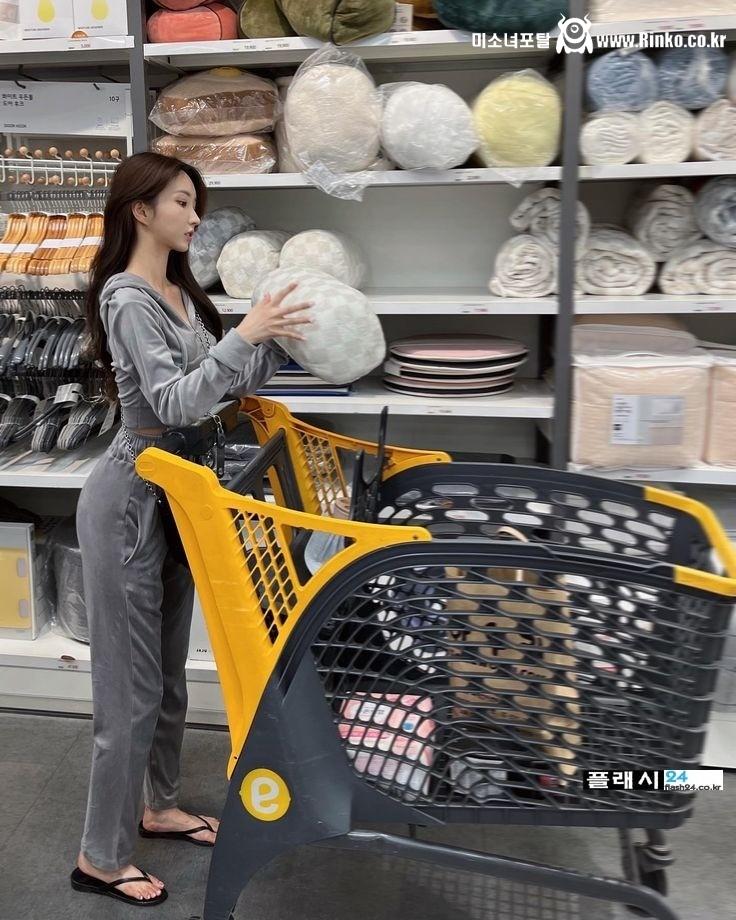 따라가고 싶어지는 마트 누나 홍설