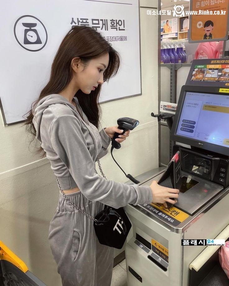 따라가고 싶어지는 마트 누나 홍설