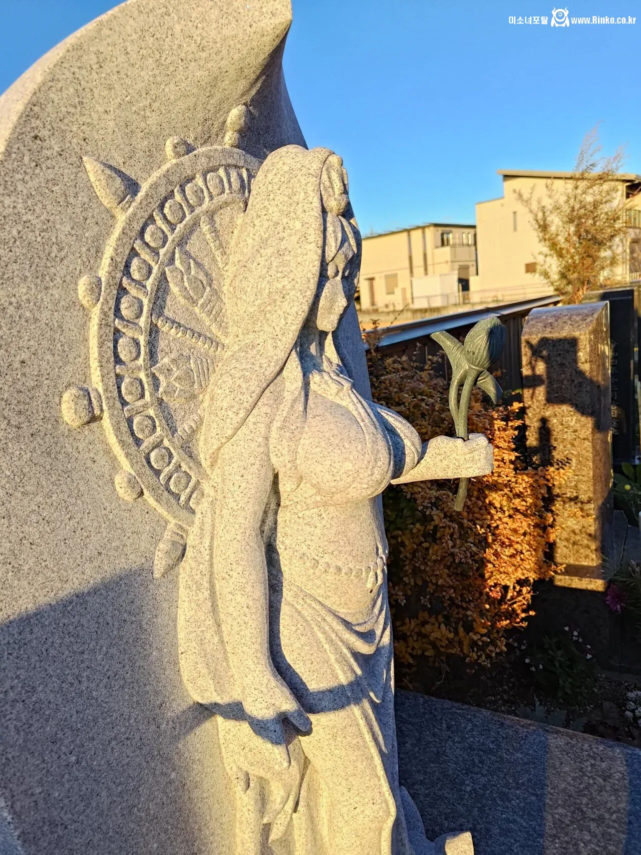 싱글벙글 거유로 유명한 불상