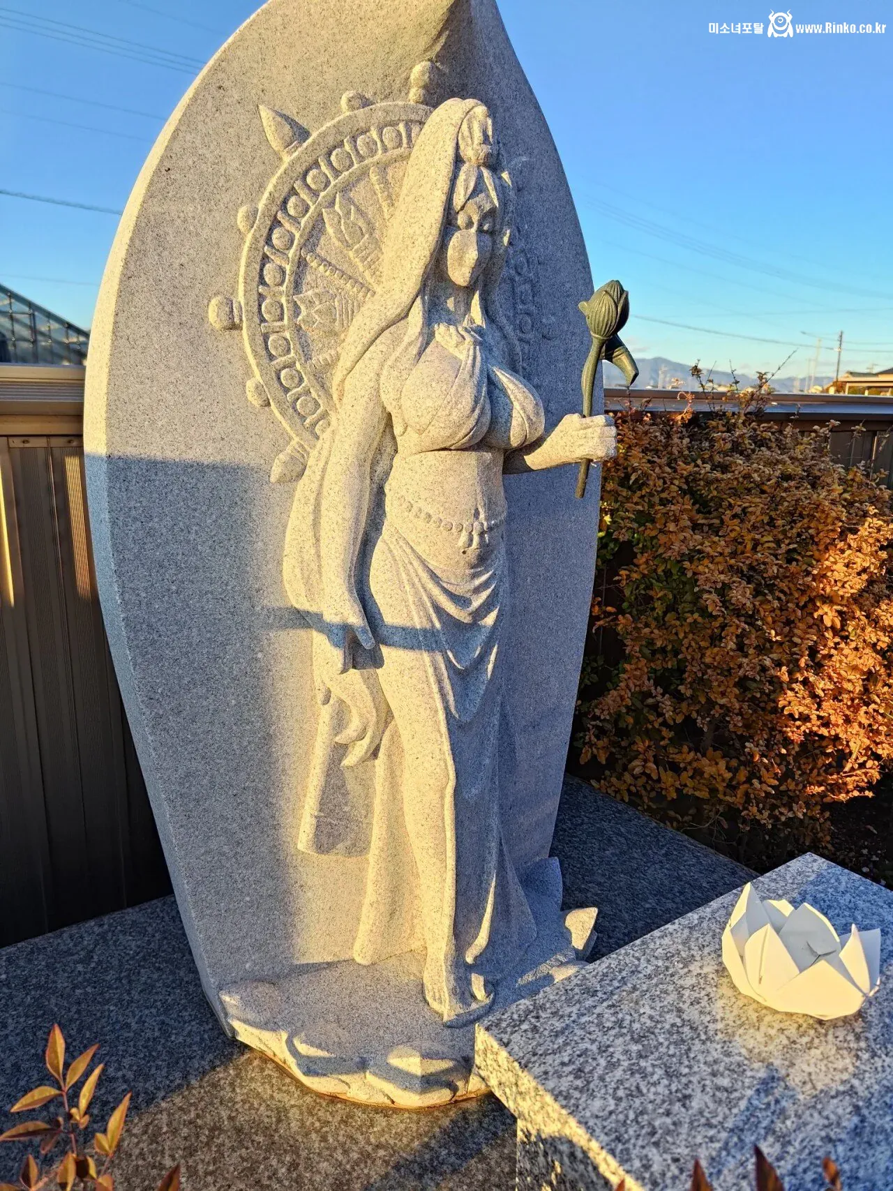 싱글벙글 거유로 유명한 불상