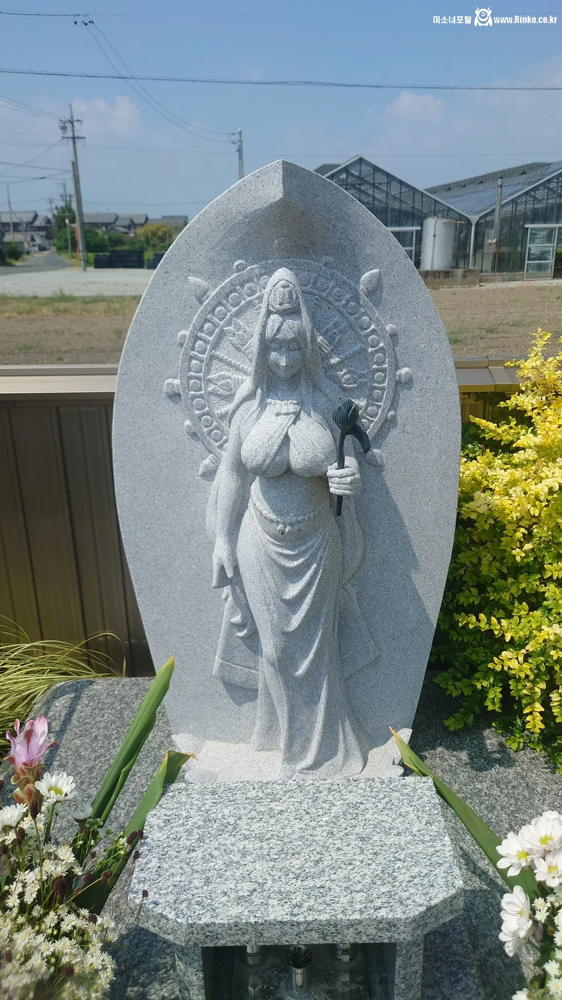 싱글벙글 거유로 유명한 불상