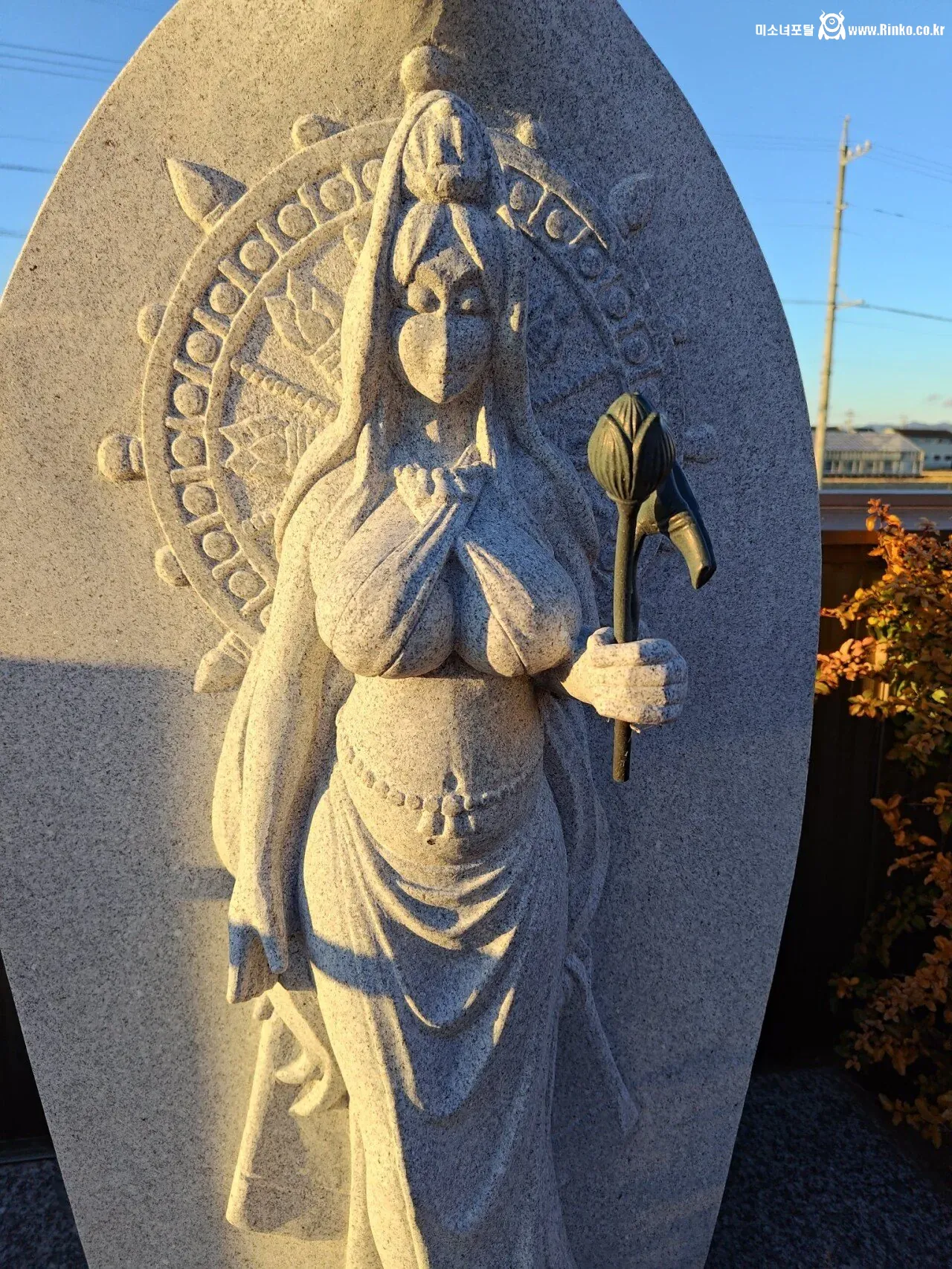 싱글벙글 거유로 유명한 불상