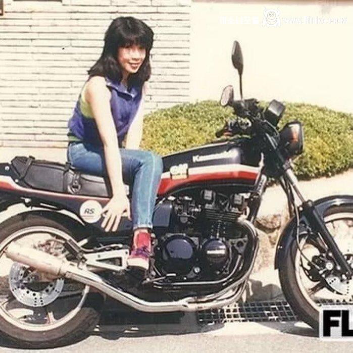 젊은 시절 사나에 총리 모습