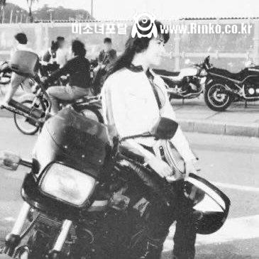 젊은 시절 사나에 총리 모습