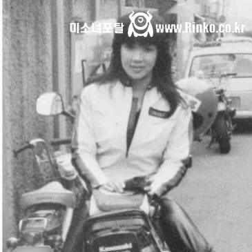 젊은 시절 사나에 총리 모습