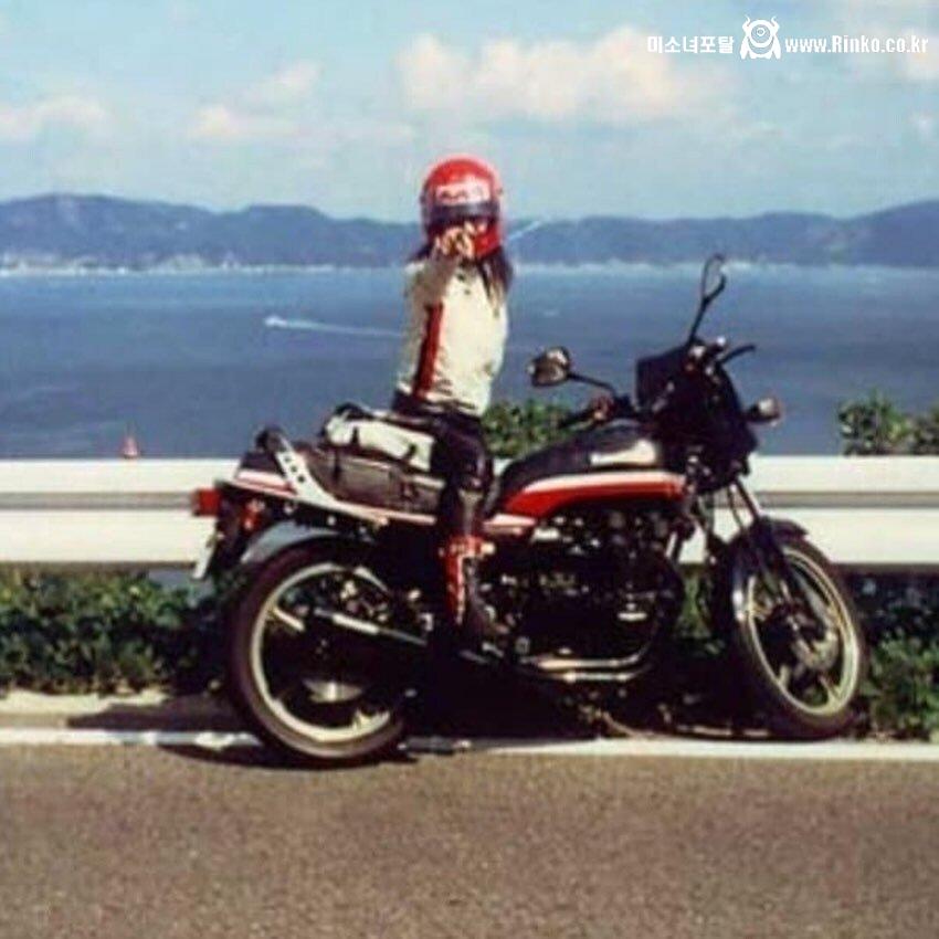 젊은 시절 사나에 총리 모습