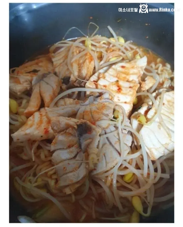 참치회를 야무지게 먹는 디씨인