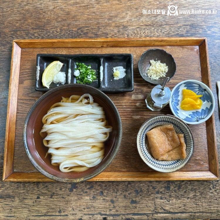 외관이 매우 특이한 우동집