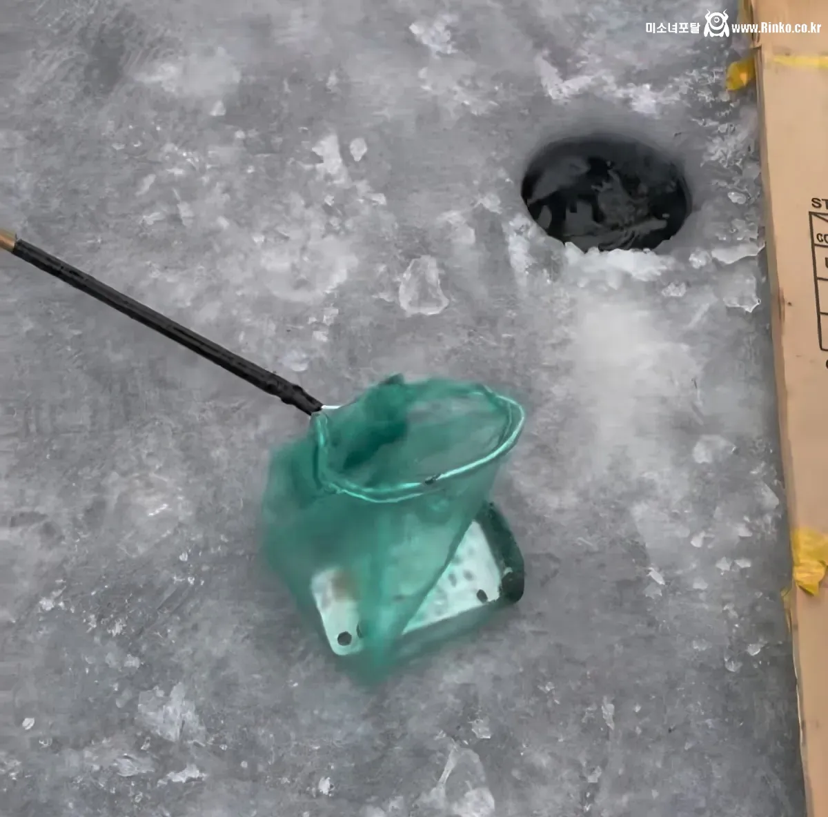 산천어 얼음 낚시하다가 구멍에 빠진 휴대폰 결말