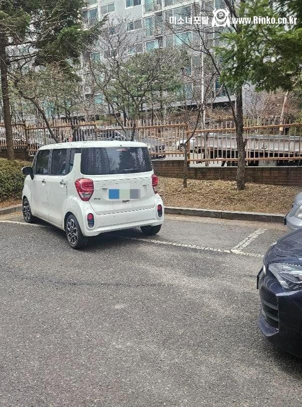 보배드림에 올라온 레이 차량 비매너 주차 꼬라지