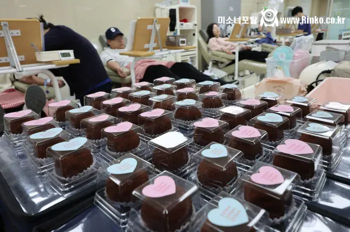 헌혈자들에게 두쫀쿠 주지 마라고 민원 넣으려는 사람