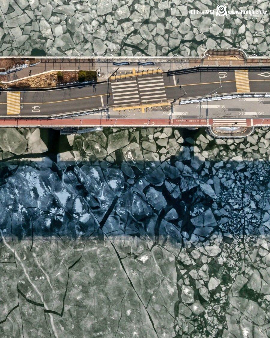 한파로 꽁꽁 얼어붙은 한강