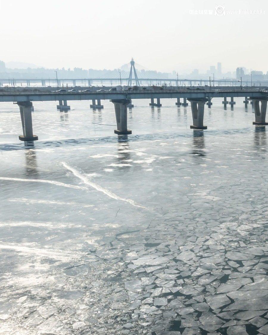 한파로 꽁꽁 얼어붙은 한강