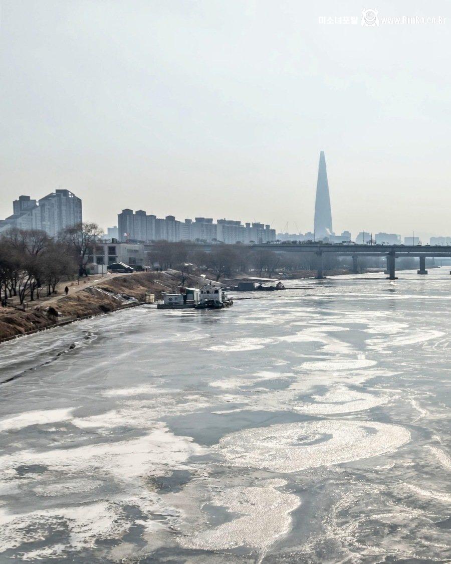 한파로 꽁꽁 얼어붙은 한강