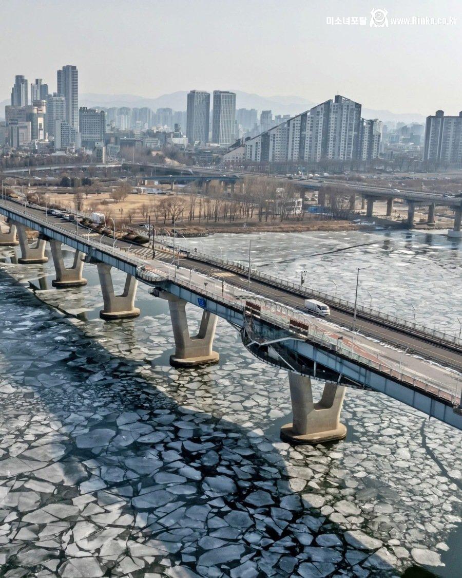 한파로 꽁꽁 얼어붙은 한강