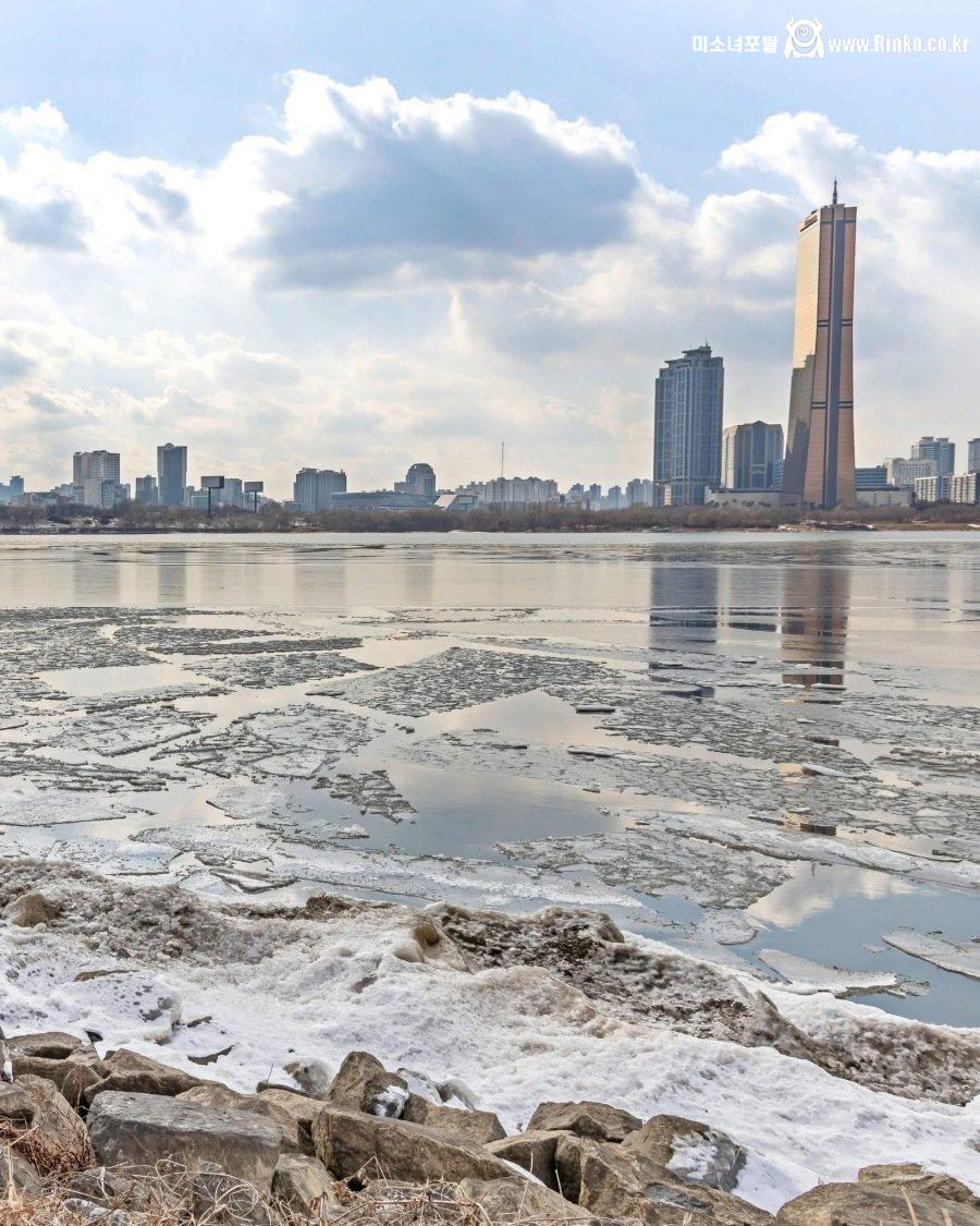 한파로 꽁꽁 얼어붙은 한강