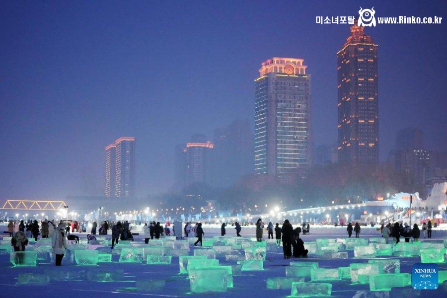 한파로 꽁꽁 얼어붙은 한강