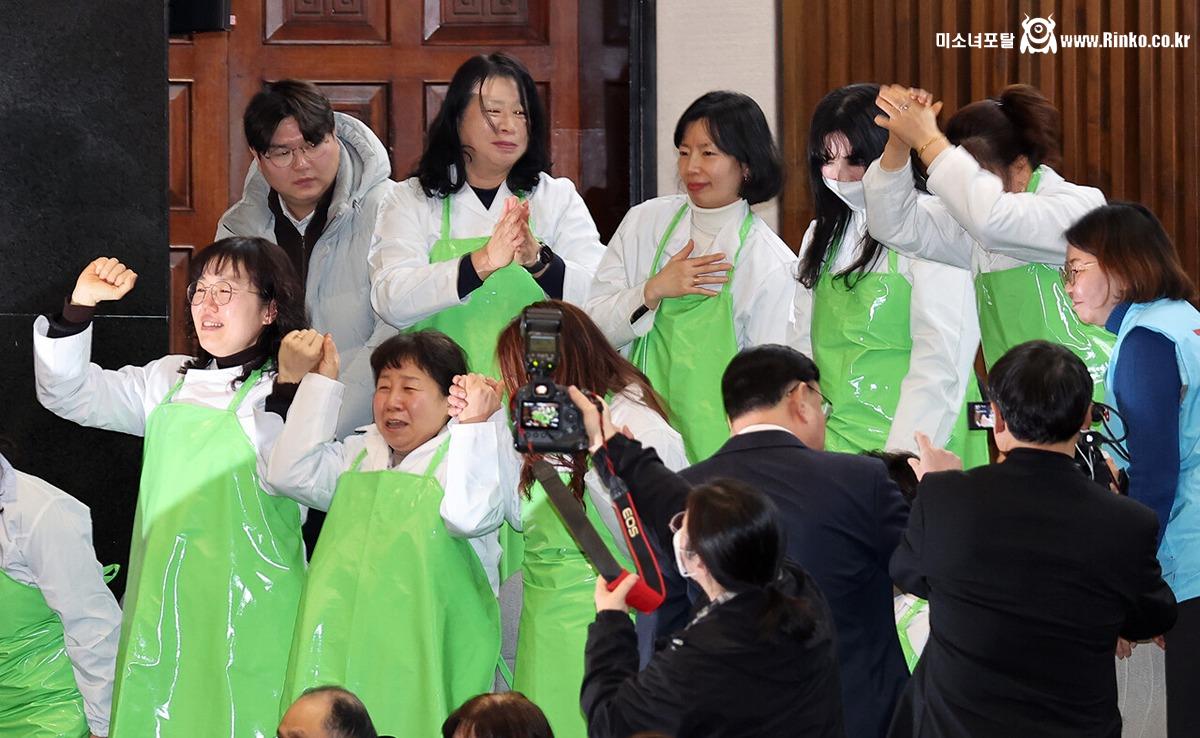 학교급식법 개정안 국회 통과 순간 급식 노동자분들