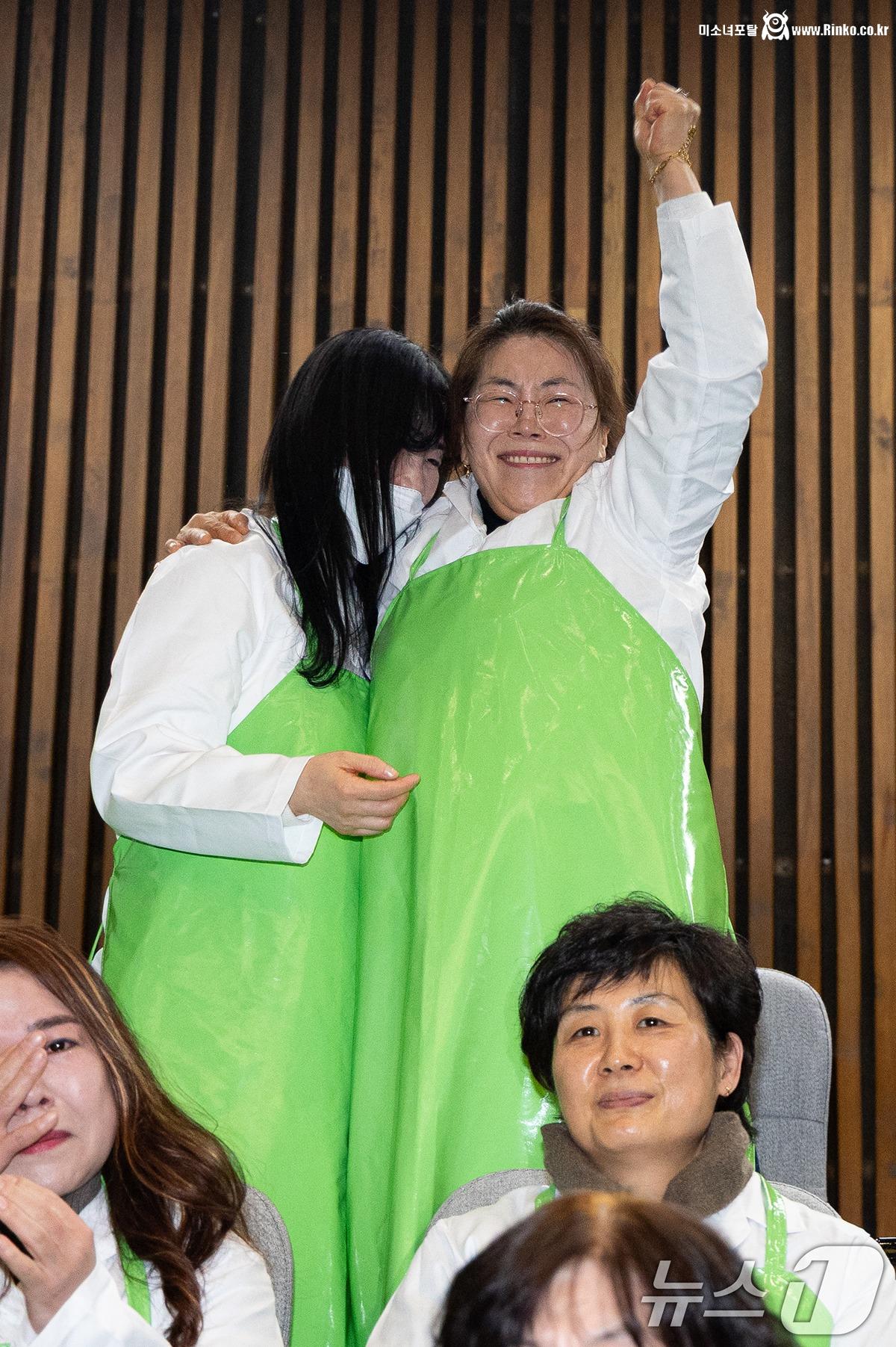 학교급식법 개정안 국회 통과 순간 급식 노동자분들