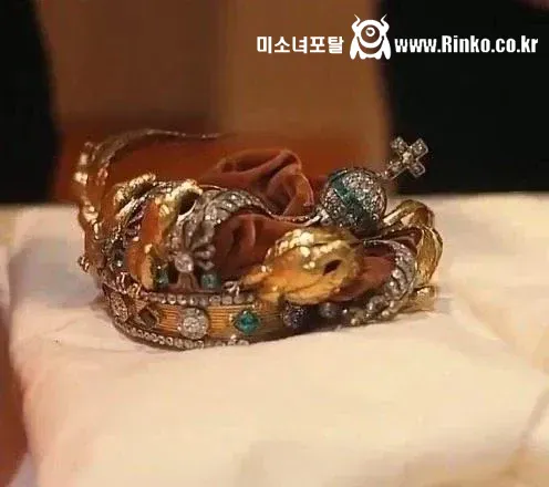 도난당한 루브르 왕관 훼손된 모습