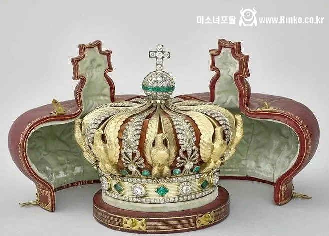 도난당한 루브르 왕관 훼손된 모습