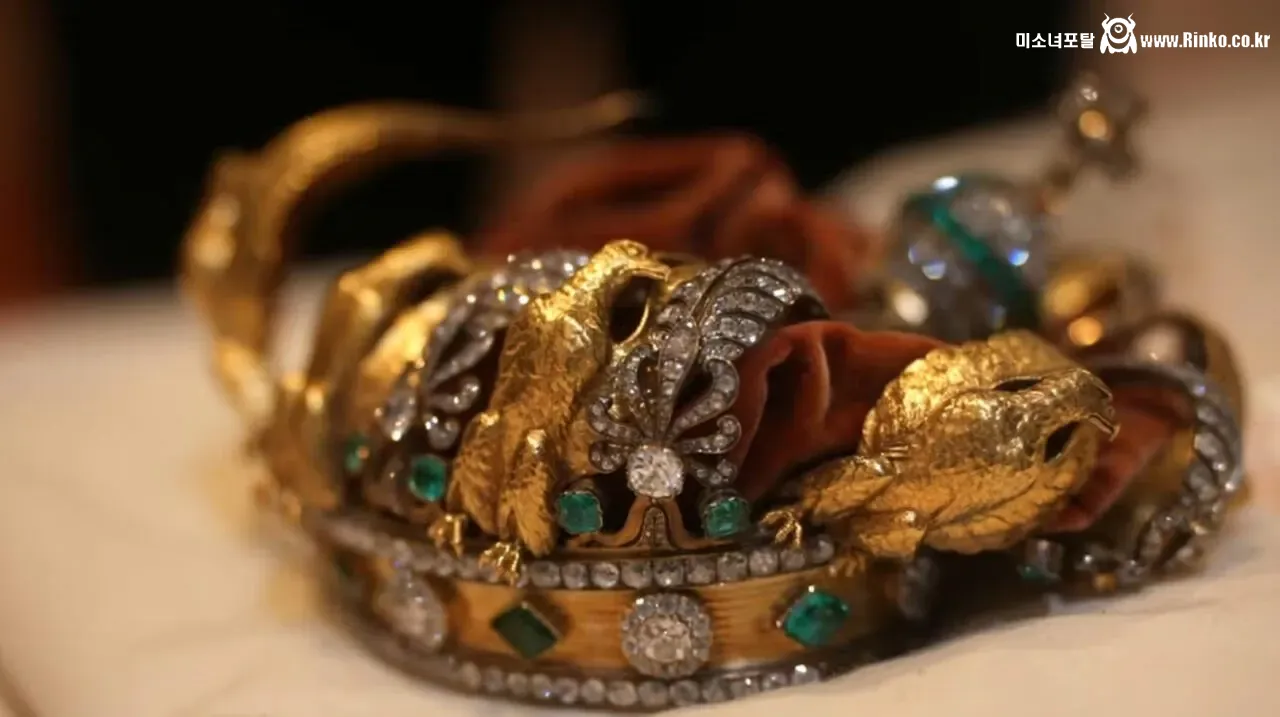 도난당한 루브르 왕관 훼손된 모습