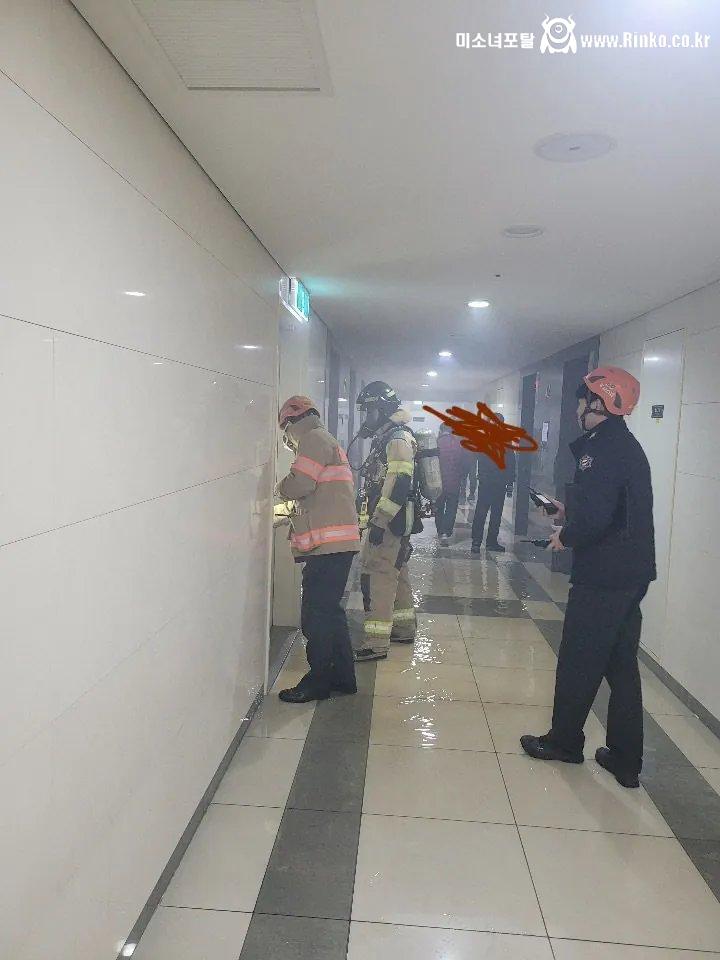 흡연자가 담배꽁초 버려서 58층 아파트 불남