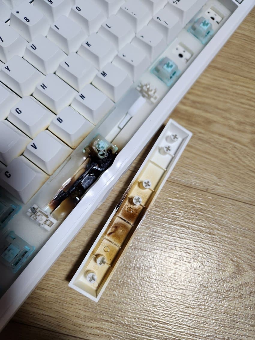 무선키보드가 폭발했다는 디시인