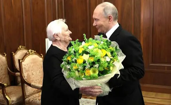 말썽쟁이 학생이 성공해서 돌아와 너무 기뻤던 선생님