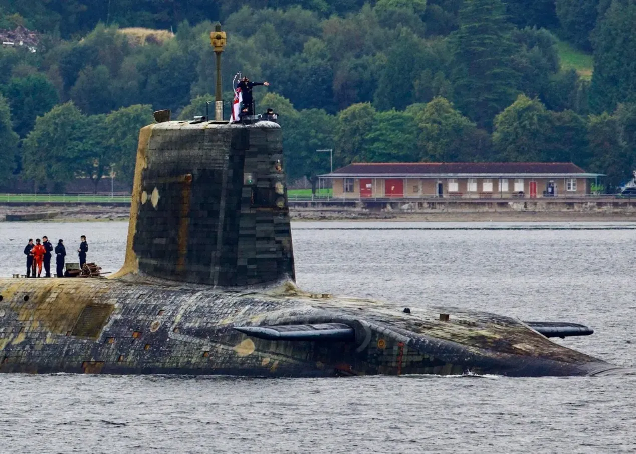 6개월동안 바닷속에서 작전하다 나온 잠수함
