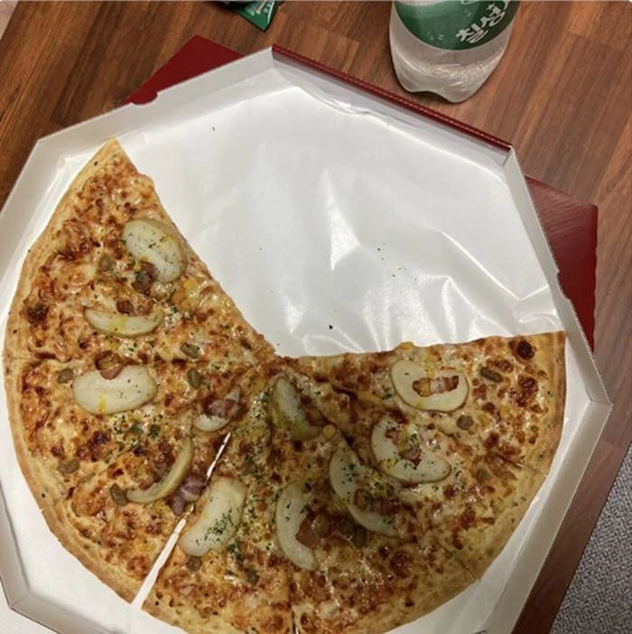 실수로 피자 사이즈를 잘못 만든 피자집