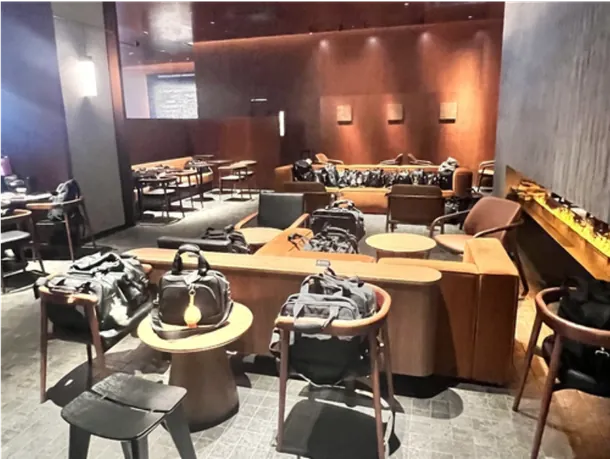 텅빈 스벅, 의자마다 승무원 가방이 ㄷㄷ