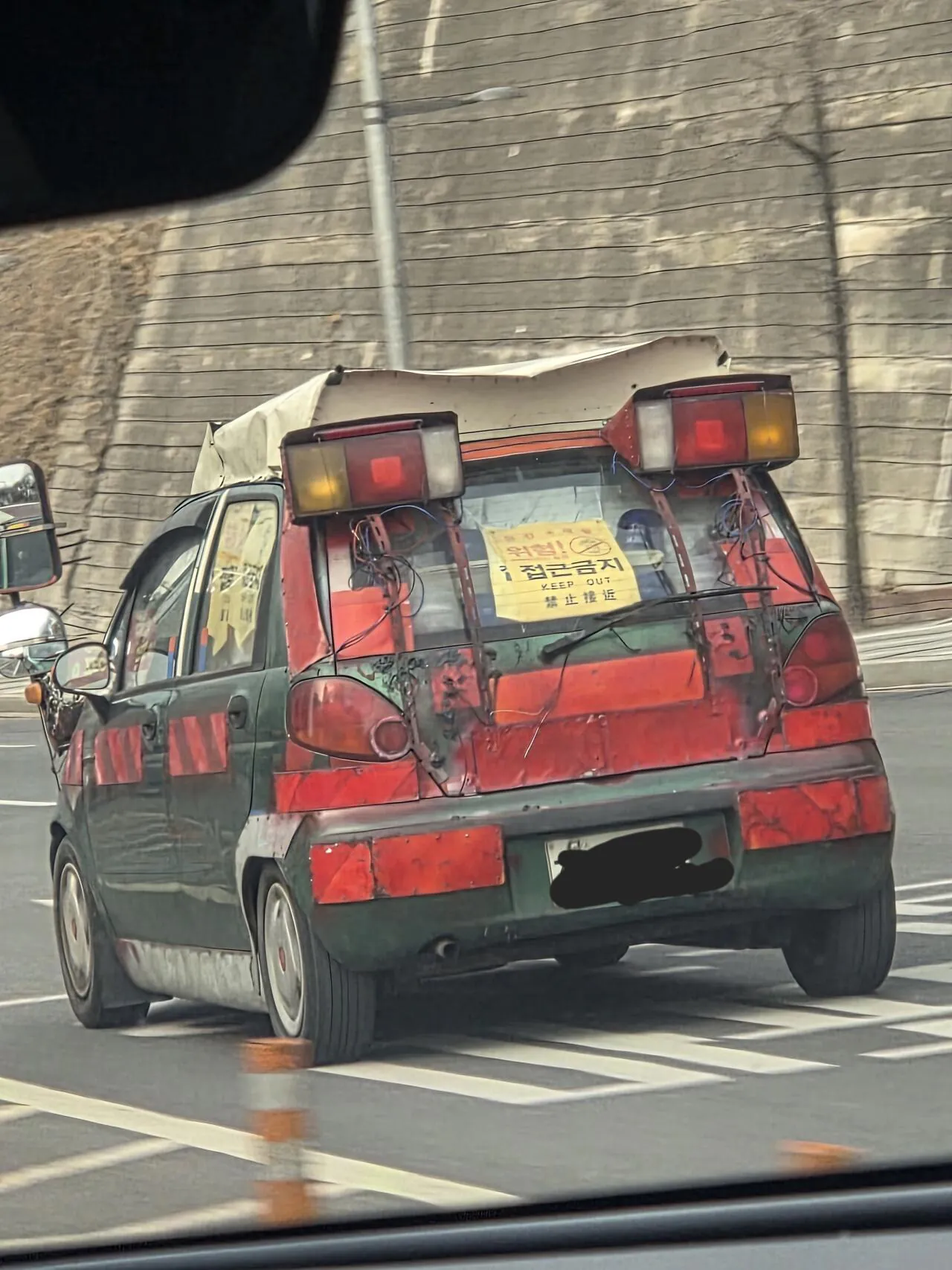 도로위에 나타난 매드맥스 차량