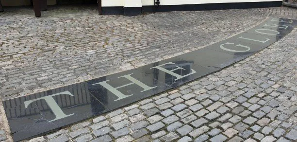 죽었다가 부활한 극장 이야기