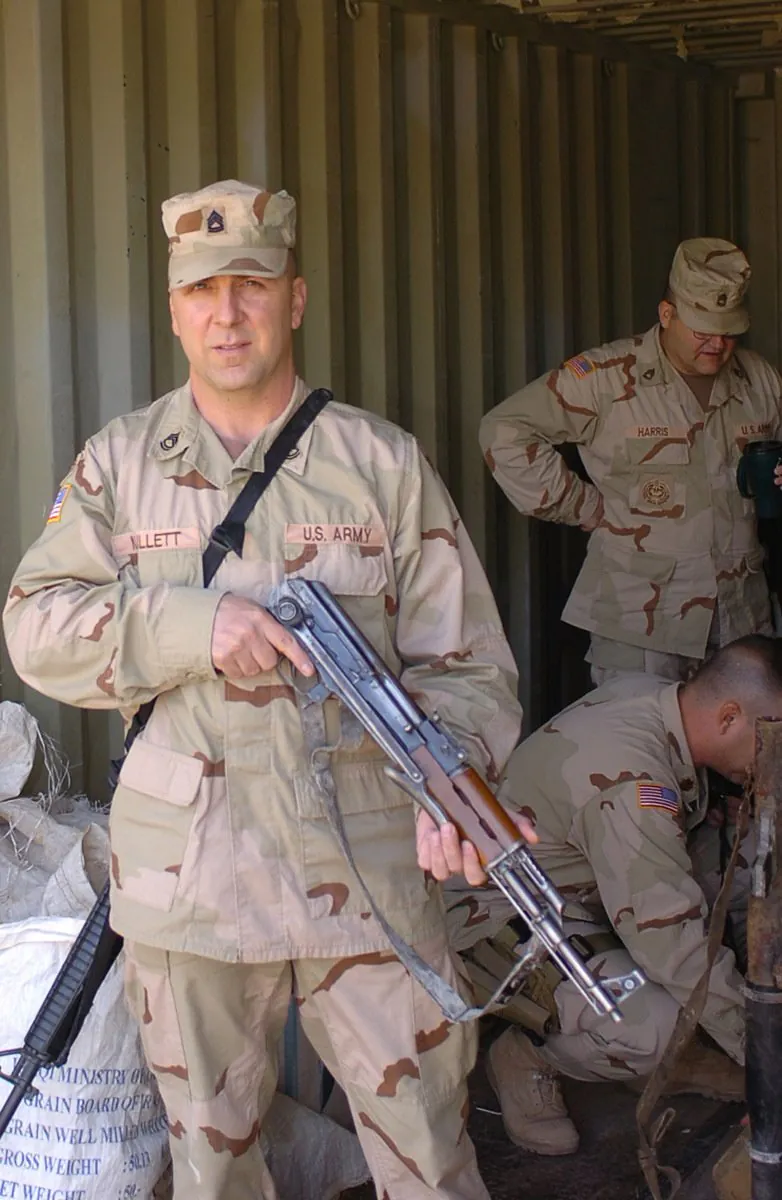 노획무기를 빼돌리는 방법을 공유하는 미군들