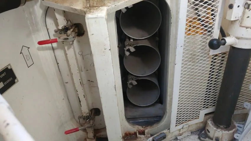 노획무기를 빼돌리는 방법을 공유하는 미군들