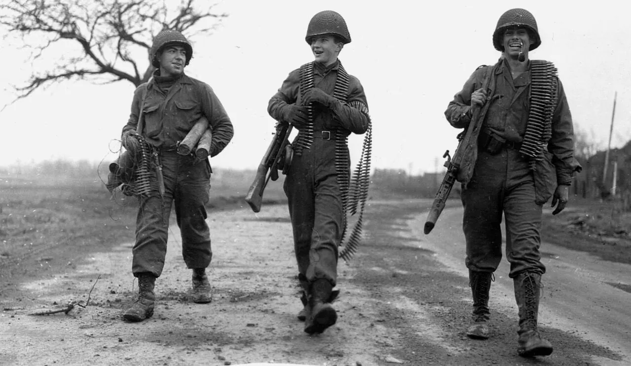 노획무기를 빼돌리는 방법을 공유하는 미군들