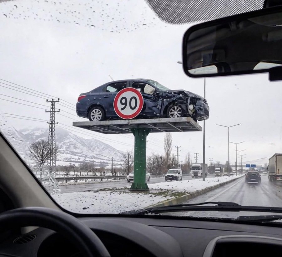 도로 위 직관적인 사고차 전시