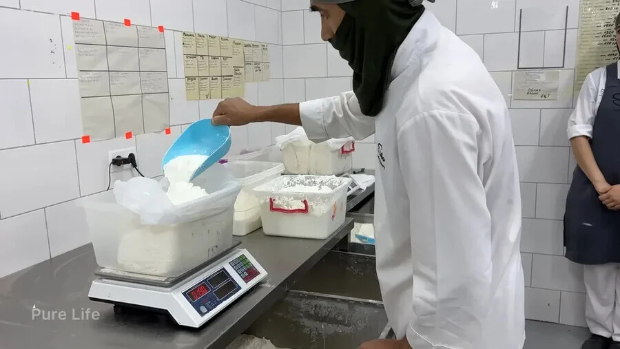 열심히 무언가를 생산 중인 중동의 공장