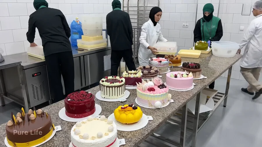 열심히 무언가를 생산 중인 중동의 공장