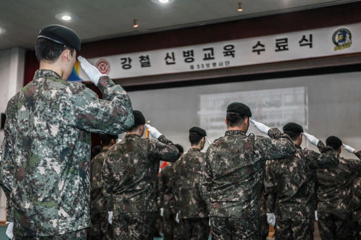 남자들이 학교 밖에서 인간관계 처음 배우는 곳