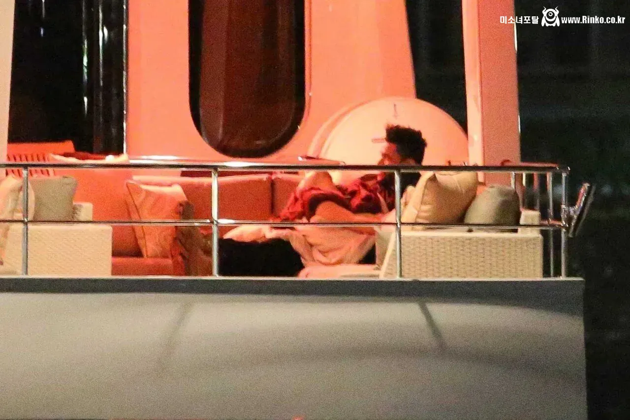 더 위켄드와 연애 당시 셀레나 고메즈 의상 & 몸매