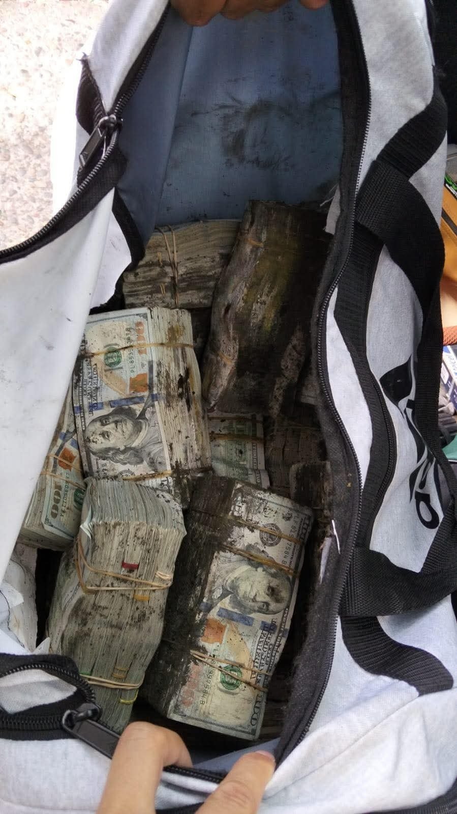 멕시코 한 검문소에서 걸린 남자의 가방속 현금