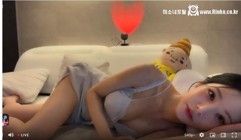 그저 누워있는 민서율 몸매 1