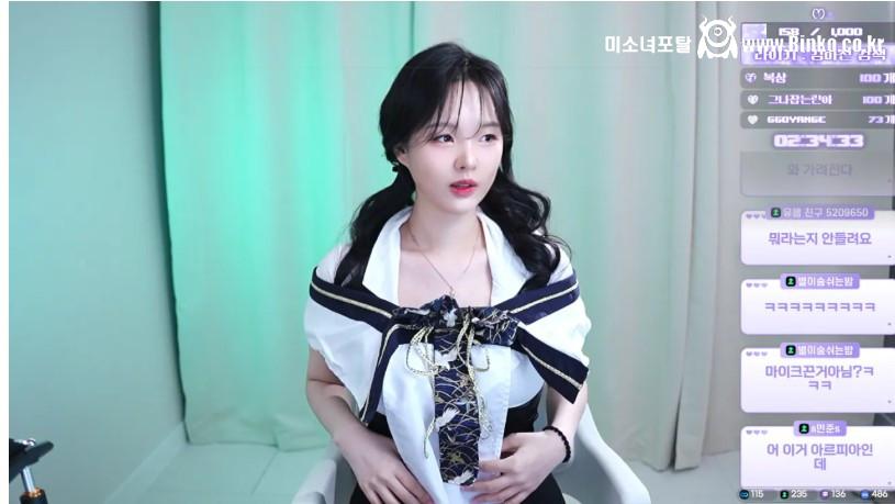 거적대기 살짝 올려서 보여주는 김하선 1