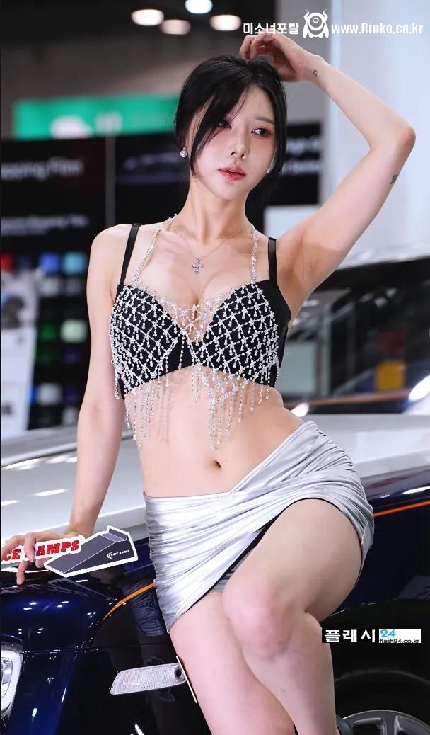 모터쇼 관람객 시선을 사로잡은 매력적인 모델의 포스 1