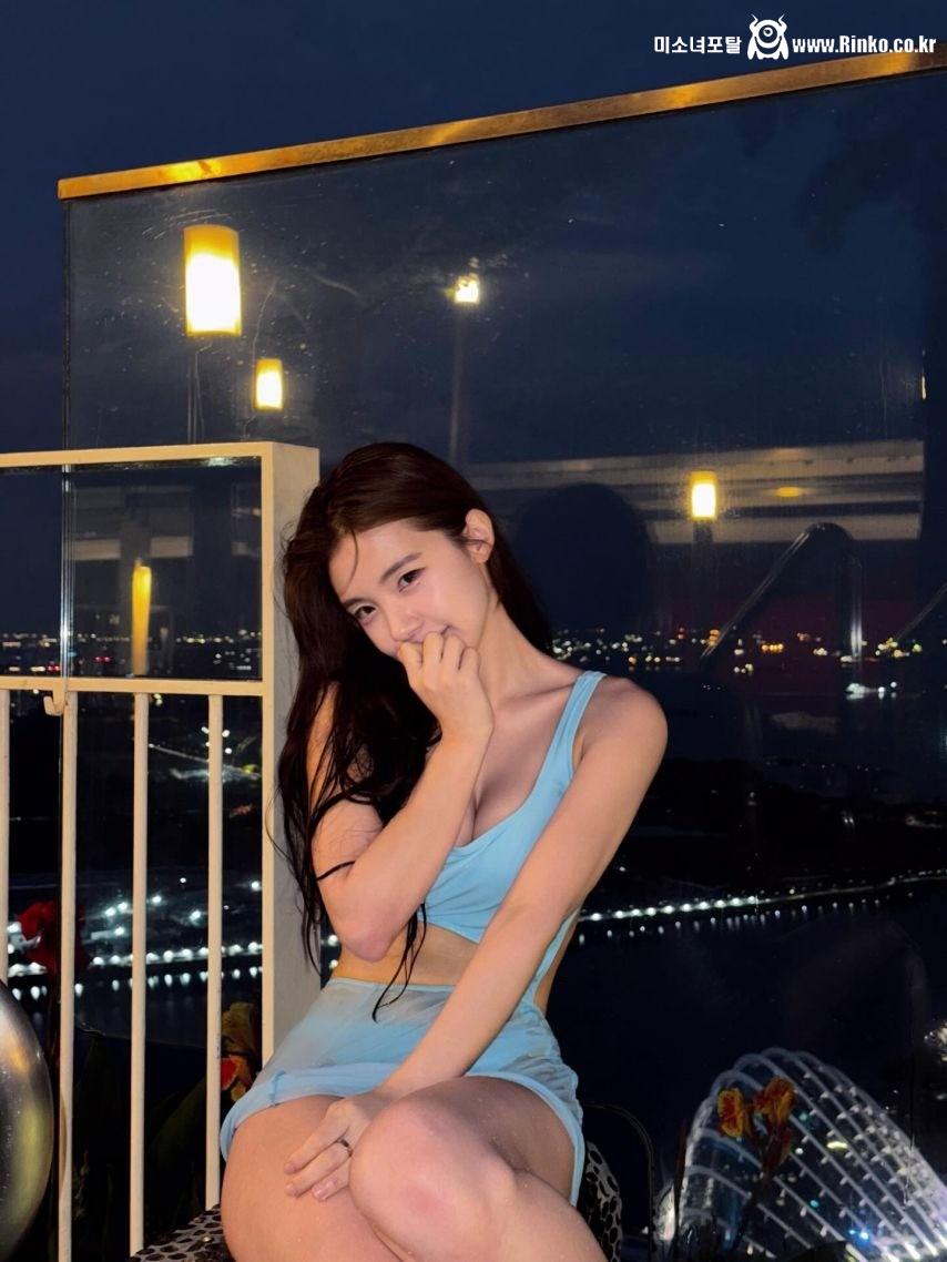 치어리더 비키니 화보와 가슴골 스타일링의 패션 트렌드 3