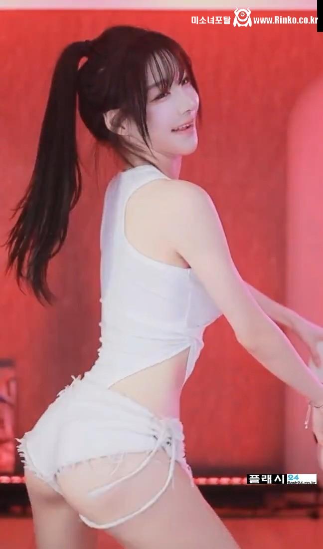 갓세희 흰색 모노키니 화보, 한뼘 비키니 스타일링 6