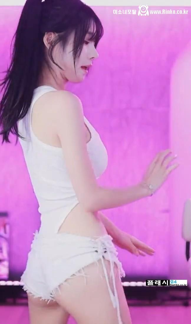 갓세희 흰색 모노키니 화보, 한뼘 비키니 스타일링 1