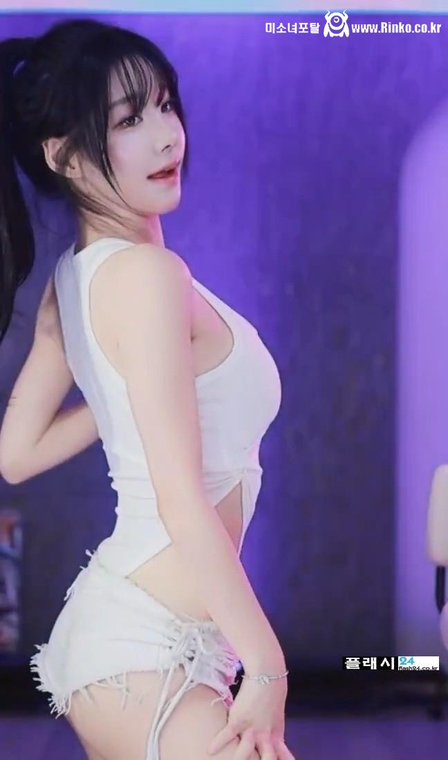 갓세희 흰색 모노키니 화보, 한뼘 비키니 스타일링 3